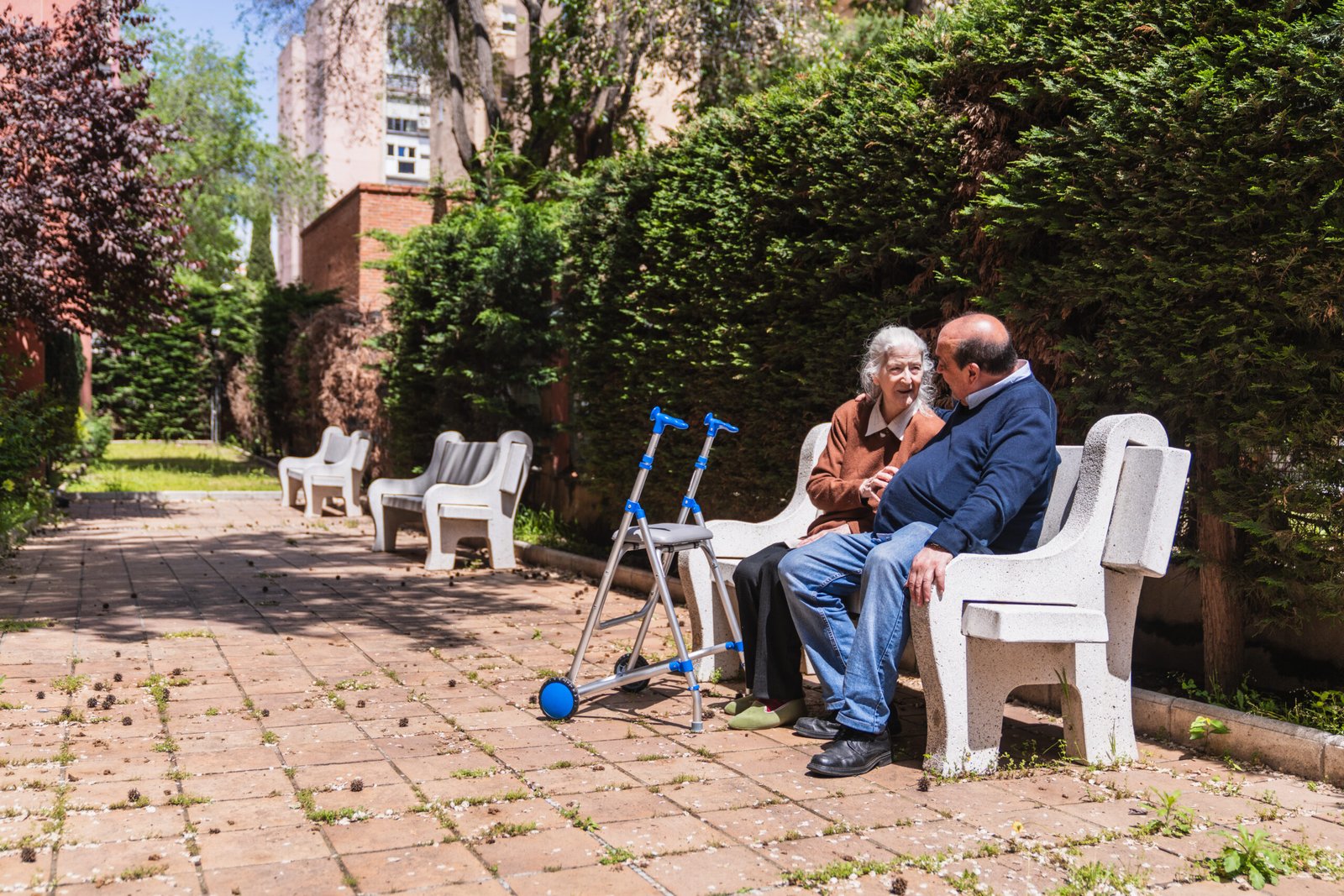 Familia descansando en un banco al aire libre